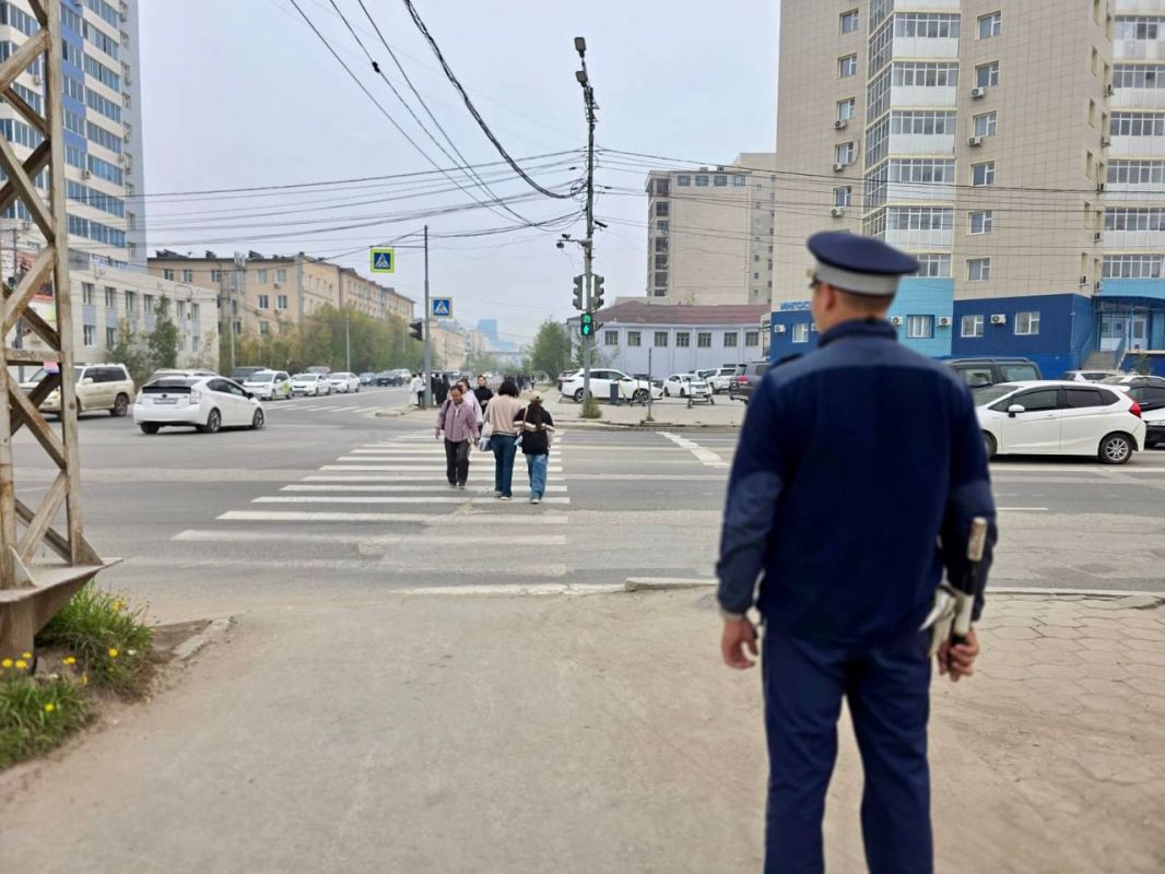 В преддверии нового учебного года сотрудники Госавтоинспекции Якутии провели профилактическое мероприятие, направленное на повышение уровня защищённости юных участников дорожного движения — как пассажиров, так и пешеходов В преддверии нового учебного года сотрудники Госавтоинспекции Якутии провели профилактическое мероприятие, направленное на повышение уровня защищённости юных участников дорожного движения — как пассажиров, так и пешеходов