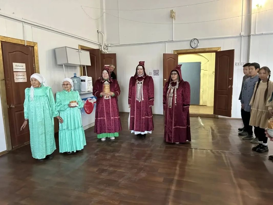 В селе Крест-Хальджай Томпонского района возложили цветы к памятнику Герою Советского Союза Федору Матвеевичу Охлопкову В селе Крест-Хальджай Томпонского района возложили цветы к памятнику Герою Советского Союза Федору Матвеевичу Охлопкову