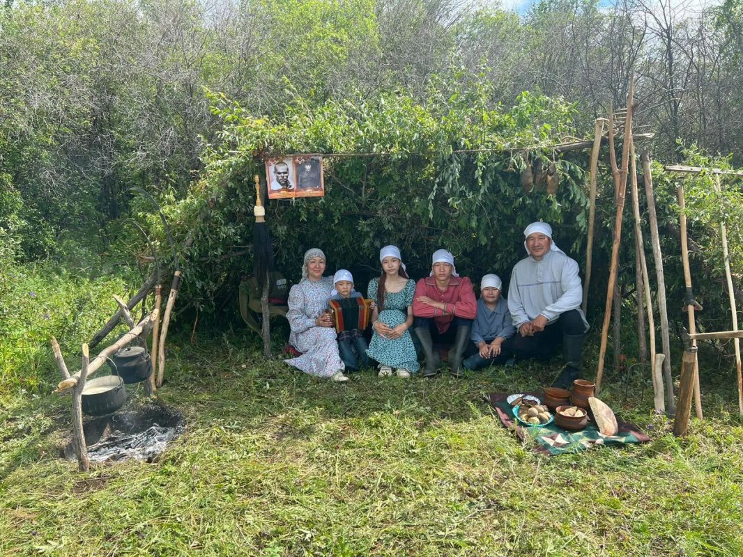 Хранить традиции каждый день: как ремесла, родной язык и память предков объединяют семью Федоровых Хранить традиции каждый день: как ремесла, родной язык и память предков объединяют семью Федоровых