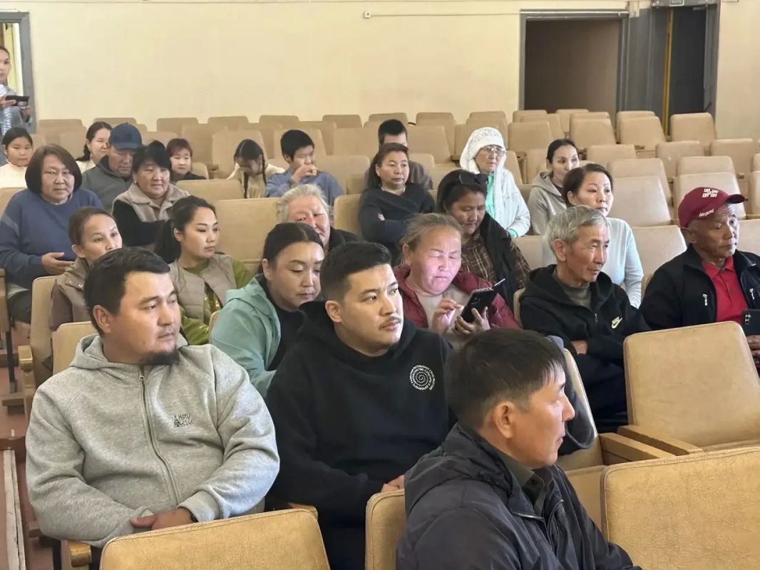 В селе Крест-Хальджай Томпонского района возложили цветы к памятнику Герою Советского Союза Федору Матвеевичу Охлопкову В селе Крест-Хальджай Томпонского района возложили цветы к памятнику Герою Советского Союза Федору Матвеевичу Охлопкову
