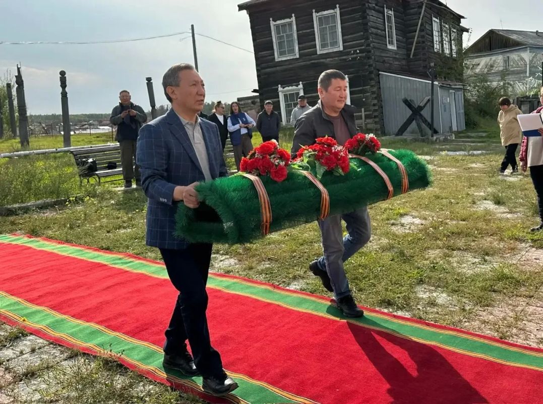 В селе Крест-Хальджай Томпонского района возложили цветы к памятнику Герою Советского Союза Федору Матвеевичу Охлопкову В селе Крест-Хальджай Томпонского района возложили цветы к памятнику Герою Советского Союза Федору Матвеевичу Охлопкову