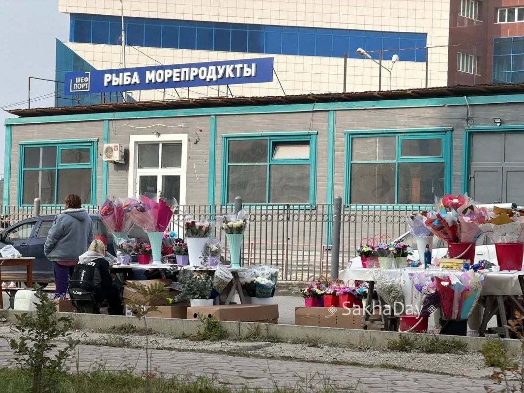 Торгово цветами возле рынка Торгово цветами возле рынка