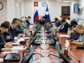Провел заседание межведомственной рабочей группы с участием представителей топливных компаний Якутии по ситуации с обеспечением нефтепродуктами