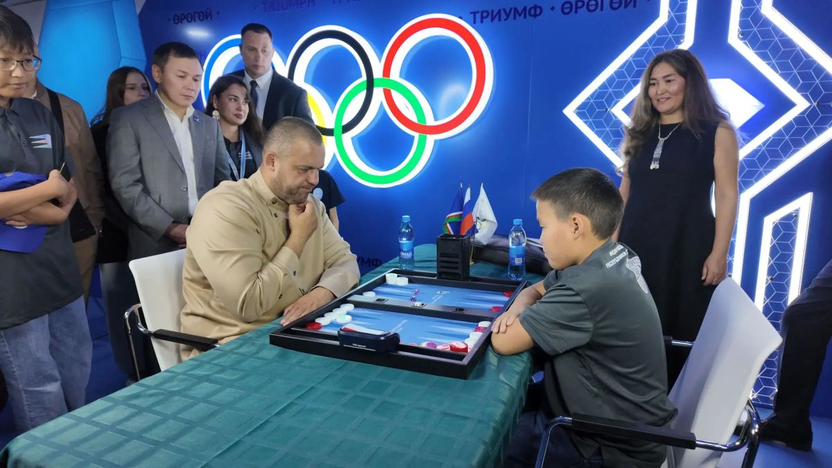 Президент IBF сыграл партию с юным чемпионом, а Якутия примет Кубок Дальнего Востока по нардам в 2027 году Президент IBF сыграл партию с юным чемпионом, а Якутия примет Кубок Дальнего Востока по нардам в 2027 году