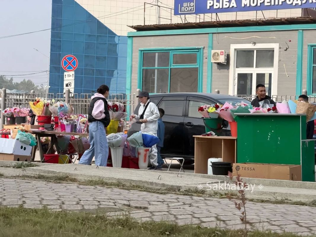 Торгово цветами возле рынка Торгово цветами возле рынка