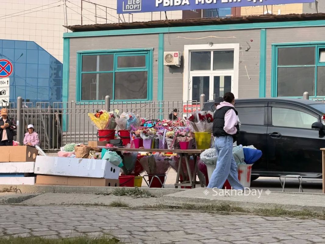 Торгово цветами возле рынка Торгово цветами возле рынка