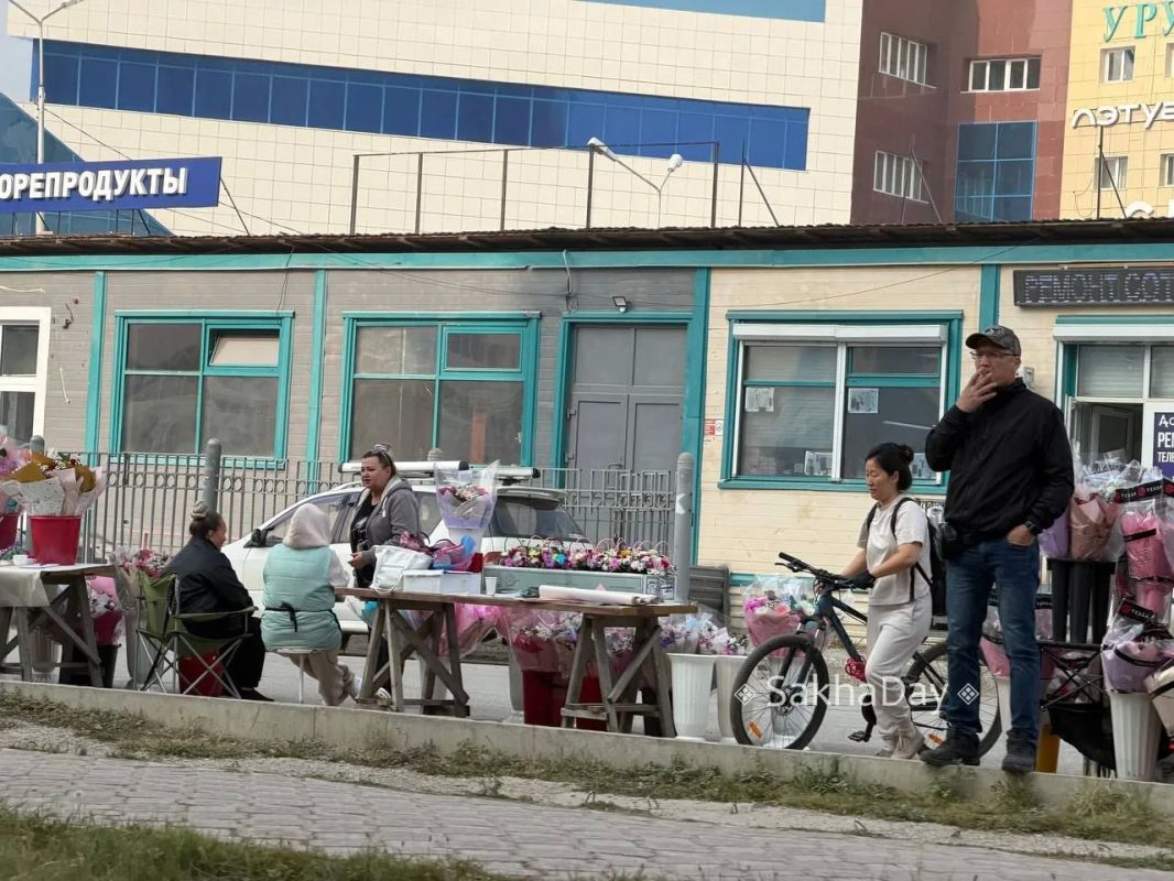 Торгово цветами возле рынка Торгово цветами возле рынка