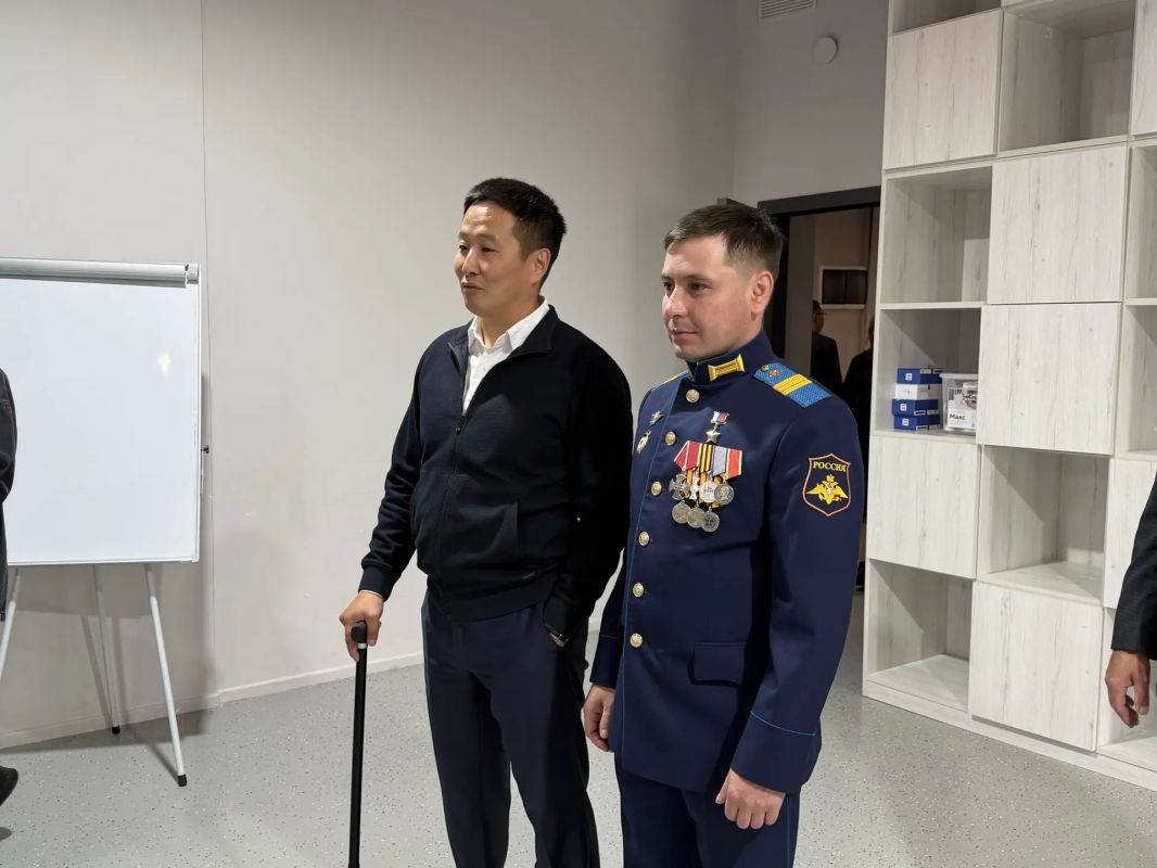Арассыыйа Федерациятын Дьоруойа, гвардия сержана Виктор Софроновы кытта «Патриот» кииэ ыччаты патриотическай иитиигэ тууламмыт боппуруостары дьллэстибит Арассыыйа Федерациятын Дьоруойа, гвардия сержана Виктор Софроновы кытта «Патриот» кииэ ыччаты патриотическай иитиигэ тууламмыт боппуруостары дьллэстибит