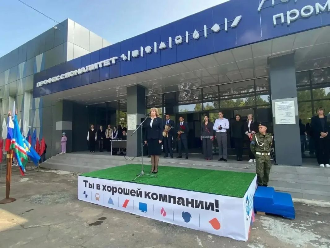 1 сентября в колледжах и техникумах Якутии прошли торжественные линейки, посвящённые началу нового учебного года 1 сентября в колледжах и техникумах Якутии прошли торжественные линейки, посвящённые началу нового учебного года