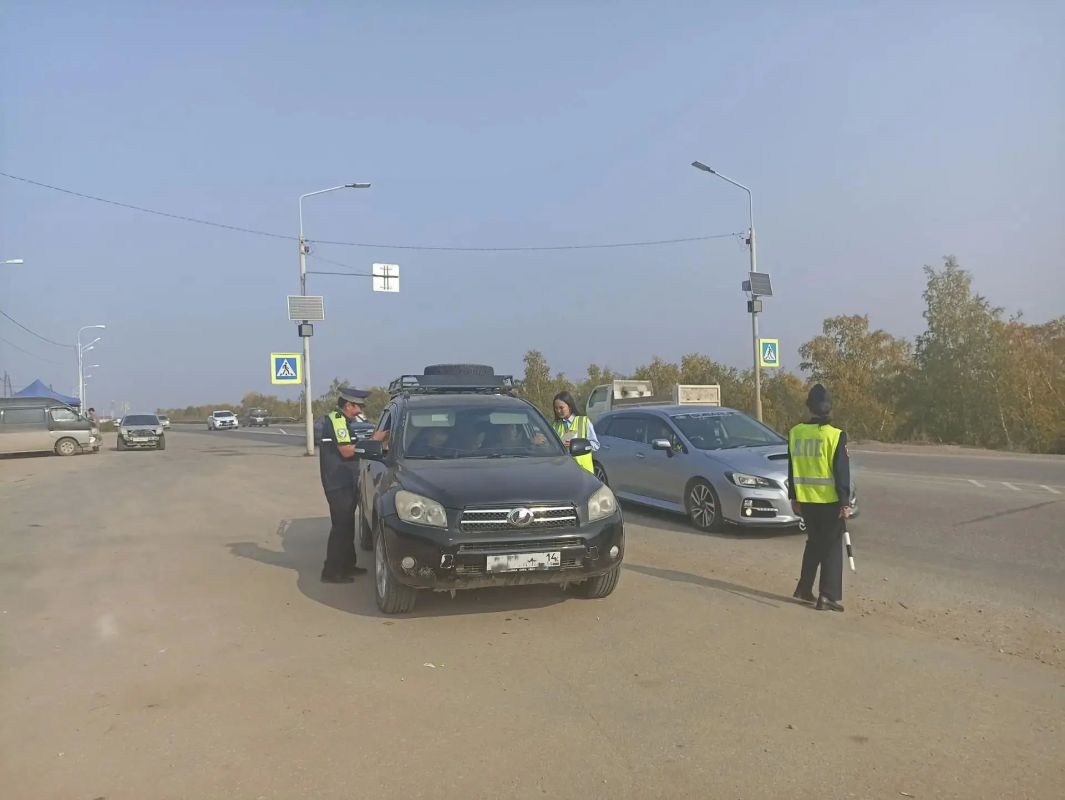 «Внимание, школьник»: в Якутии прошла совместная акция дорожников и ГАИ «Внимание, школьник»: в Якутии прошла совместная акция дорожников и ГАИ
