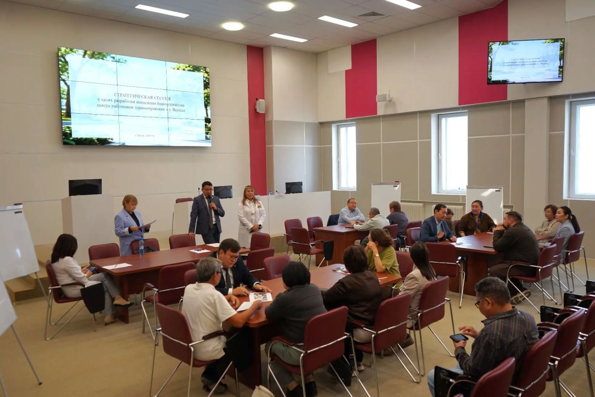 В Якутске состоялась стратегическая сессия по созданию Сквера работников здравоохранения 2 сентября 2026 г. – В Якутской республиканской клинической больнице прошла стратегическая сессия, посвящённая вопросам концепции...