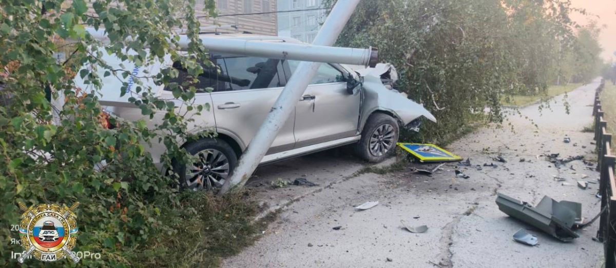 За рулем внедорожника, устроившего ДТП на улице Кулаковского, находился 19-летний местный житель За рулем внедорожника, устроившего ДТП на улице Кулаковского, находился 19-летний местный житель