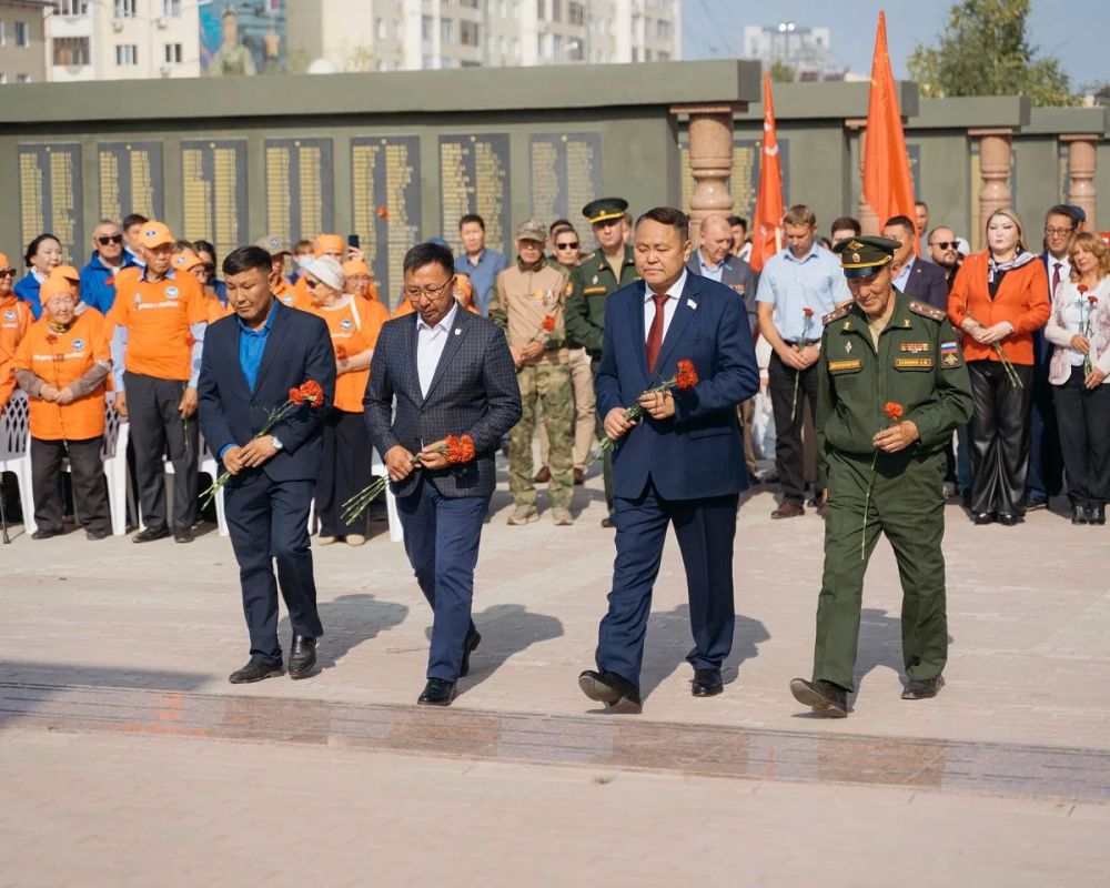 В Якутске отметили возложением цветов День окончания Второй мировой войны В Якутске отметили возложением цветов День окончания Второй мировой войны