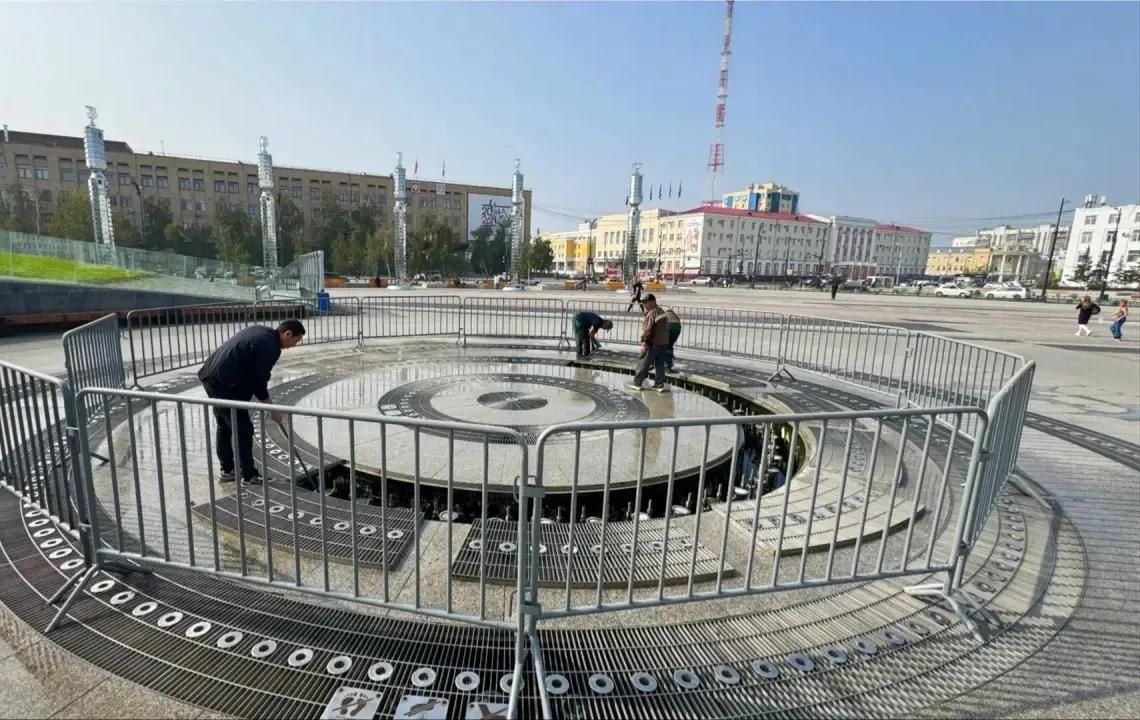 В Якутске провели техобслуживание фонтана на площади Республики