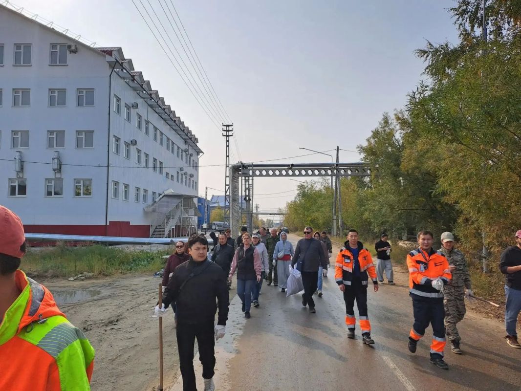 Коллектив авиакомпании «Якутия» присоединился к общегородскому субботнику Коллектив авиакомпании «Якутия» присоединился к общегородскому субботнику