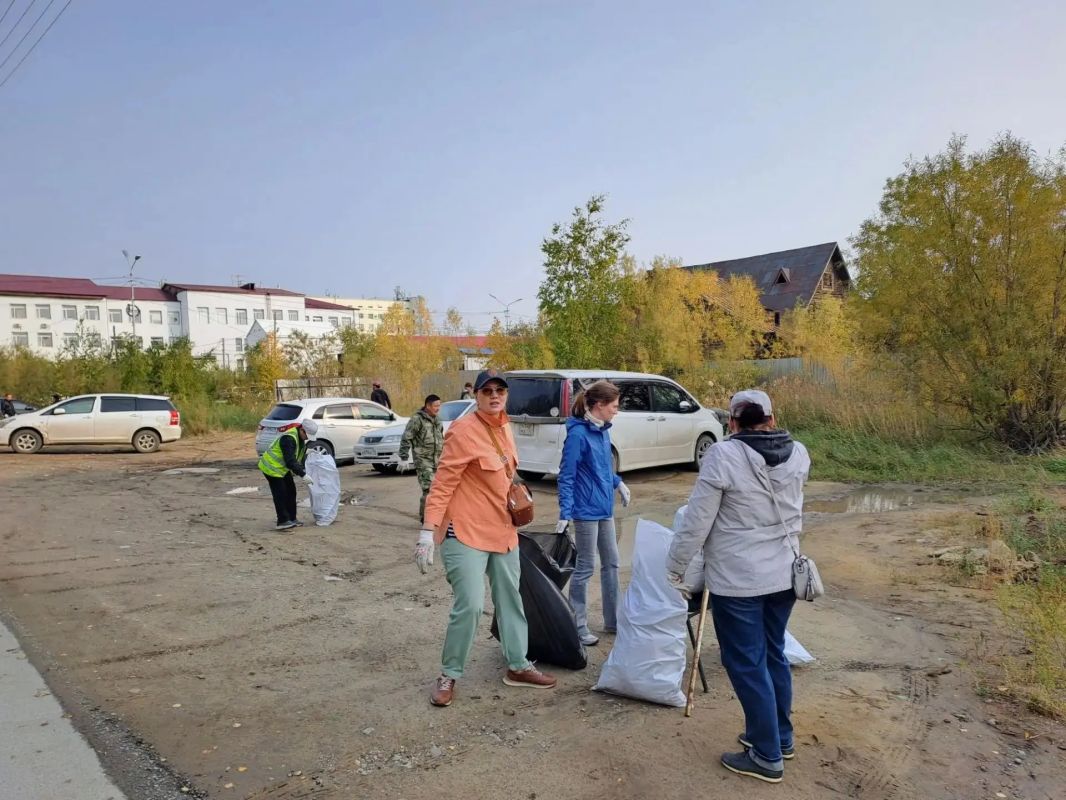 Коллектив авиакомпании «Якутия» присоединился к общегородскому субботнику Коллектив авиакомпании «Якутия» присоединился к общегородскому субботнику
