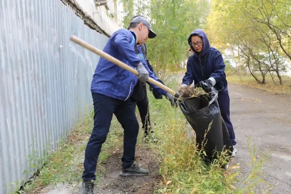 Общегородской субботник по уборке территорий провели в Якутске Общегородской субботник по уборке территорий провели в Якутске