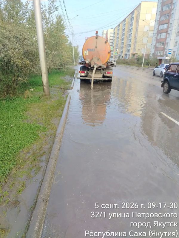 Коммунальные службы Якутска откачивают дождевую воду с заниженных мест на городских улицах Коммунальные службы Якутска откачивают дождевую воду с заниженных мест на городских улицах