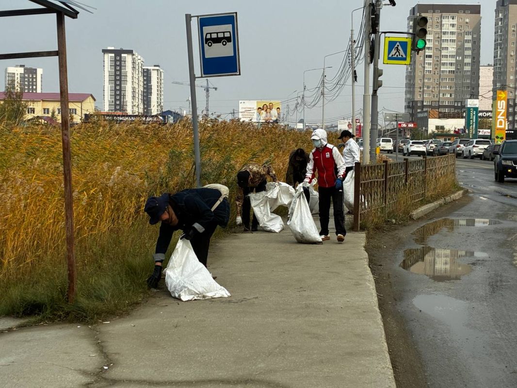 По поручению главы городского округа «город Якутск» Дмитрия Дмитриевича Садовникова сотрудники Департамента дорожной инфраструктуры и транспорта совместно с МКУ «Городская дорожно-транспортная служба» провели субботник По поручению главы городского округа «город Якутск» Дмитрия Дмитриевича Садовникова сотрудники Департамента дорожной инфраструктуры и транспорта совместно с МКУ «Городская дорожно-транспортная служба» провели субботник