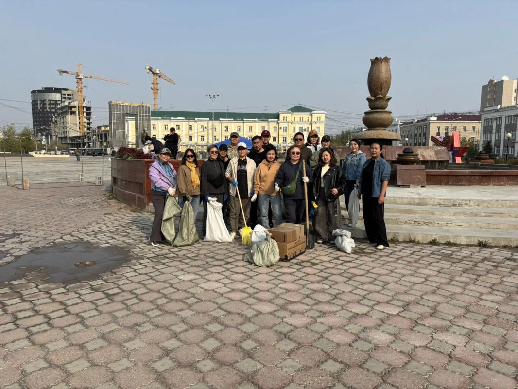 Сегодня, в рамках общегородского субботника, сотрудники Министерства культуры и духовного развития Республики Саха (Якутия) вышли на уборку на площади Орджоникидзе, чтобы внести свой вклад в преображение нашего любимого...