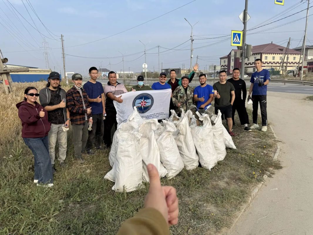 Коллектив Министерства по делам гражданской обороны и обеспечению безопасности жизнедеятельности населения Якутии совместно с подведомственными учреждениями принял участие в общегородском субботнике, организованном Окружной... Коллектив Министерства по делам гражданской обороны и обеспечению безопасности жизнедеятельности населения Якутии совместно с подведомственными учреждениями принял участие в общегородском субботнике, организованном Окружной...