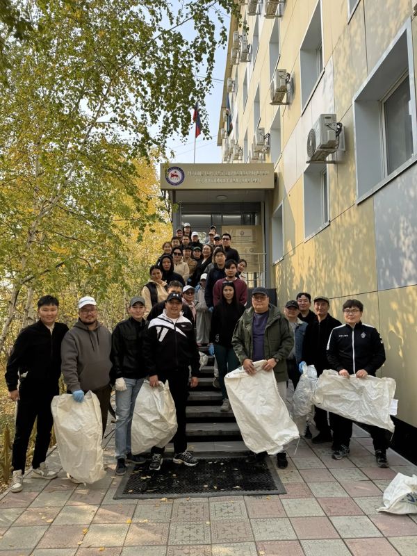 Вместе делаем Якутск чище. Сегодня сотрудники Министерства здравоохранения Республики Саха (Якутия) приняли участие в общегородском субботнике