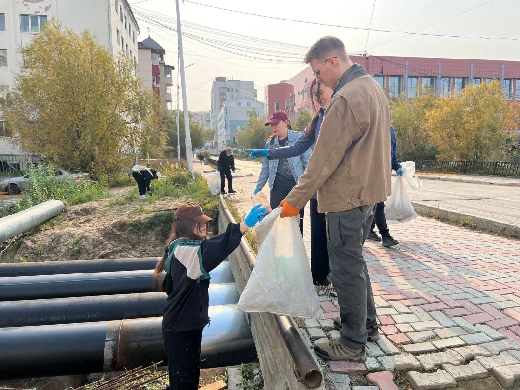 Коллектив Министерства по внешним связям и делам народов Якутии принял участие в общегородском субботнике Коллектив Министерства по внешним связям и делам народов Якутии принял участие в общегородском субботнике