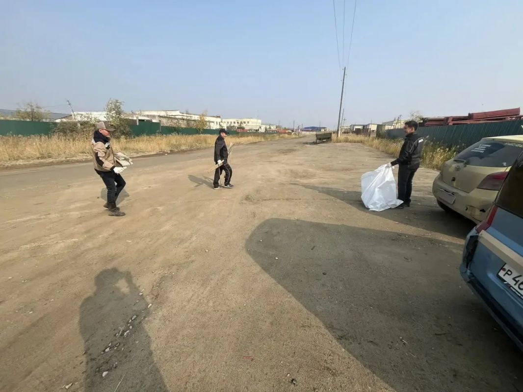Сотрудниками МУП «Жилкомсервис» был организован и проведен субботник на прилегающей и внутренней территории предприятия Сотрудниками МУП «Жилкомсервис» был организован и проведен субботник на прилегающей и внутренней территории предприятия