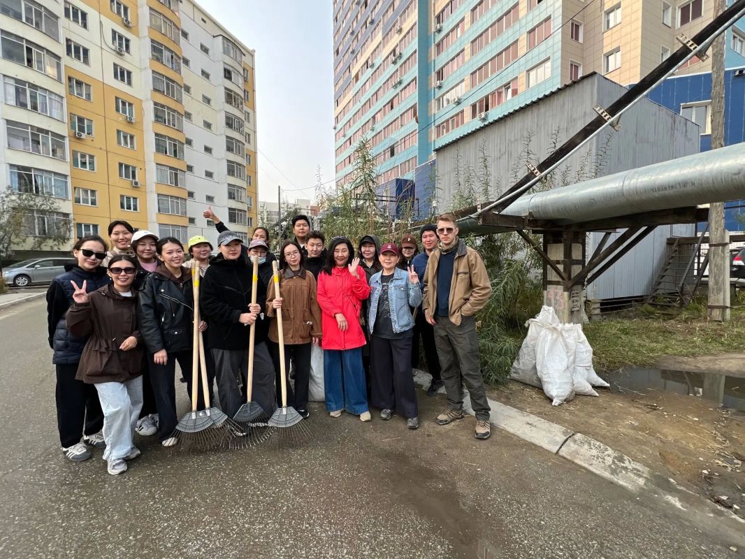 Коллектив Министерства по внешним связям и делам народов Якутии принял участие в общегородском субботнике