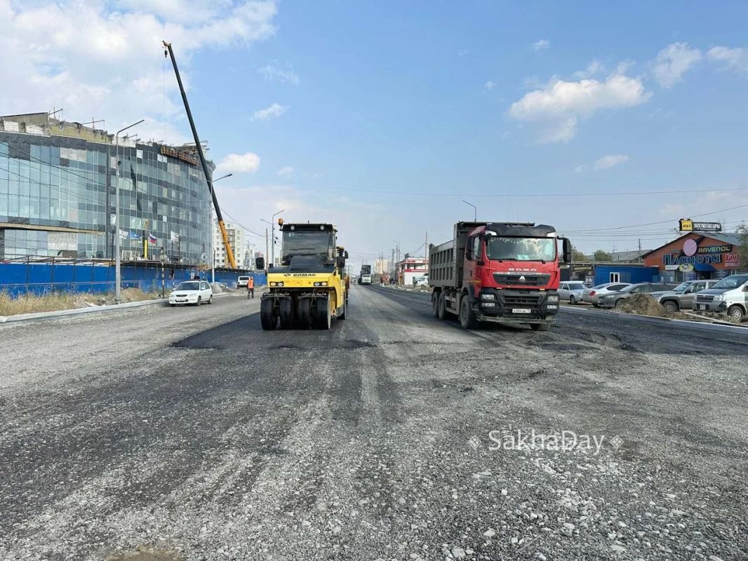 Началось асфальтирование улицы Дежнева в районе Арктического центра эпоса Началось асфальтирование улицы Дежнева в районе Арктического центра эпоса