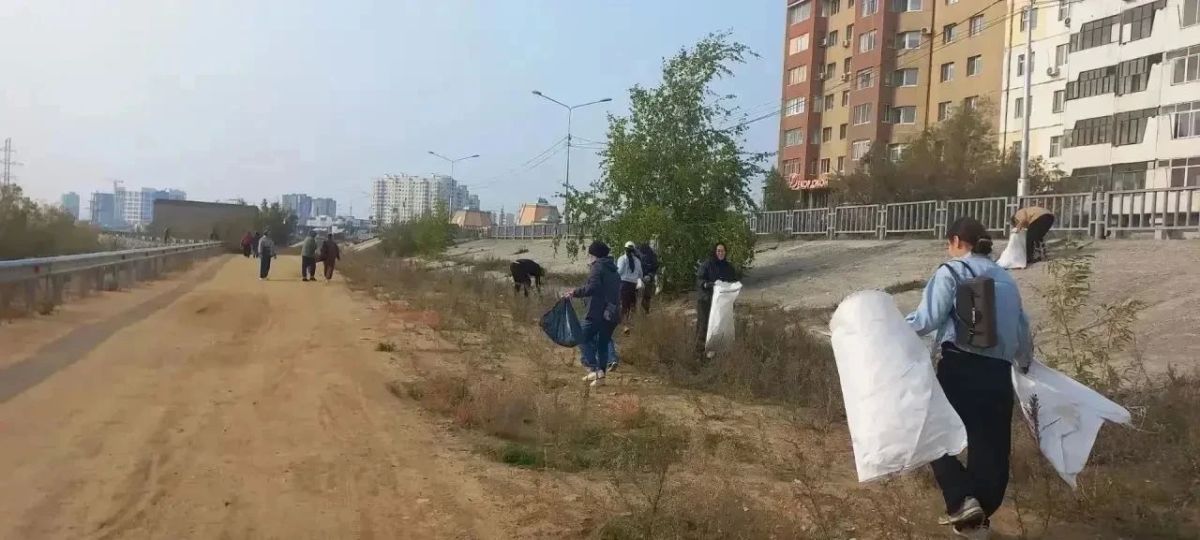 Саха-корейская средняя школа вышла на субботник Саха-корейская средняя школа вышла на субботник