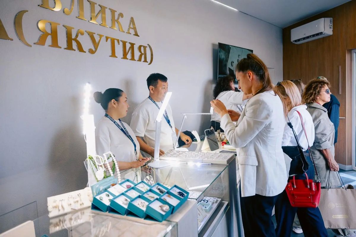 В рамках Восточного экономического форума в павильоне «Сделано в Якутии» продолжается продажа ювелирной и сувенирной продукции от якутских мастеров, производителей и предпринимателей В рамках Восточного экономического форума в павильоне «Сделано в Якутии» продолжается продажа ювелирной и сувенирной продукции от якутских мастеров, производителей и предпринимателей