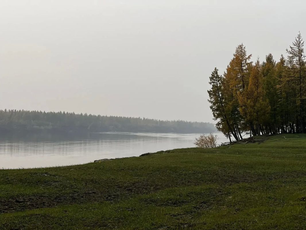 Спасатели нашли семью с ребенком на берегу р. Алдан после ночевки без топлива