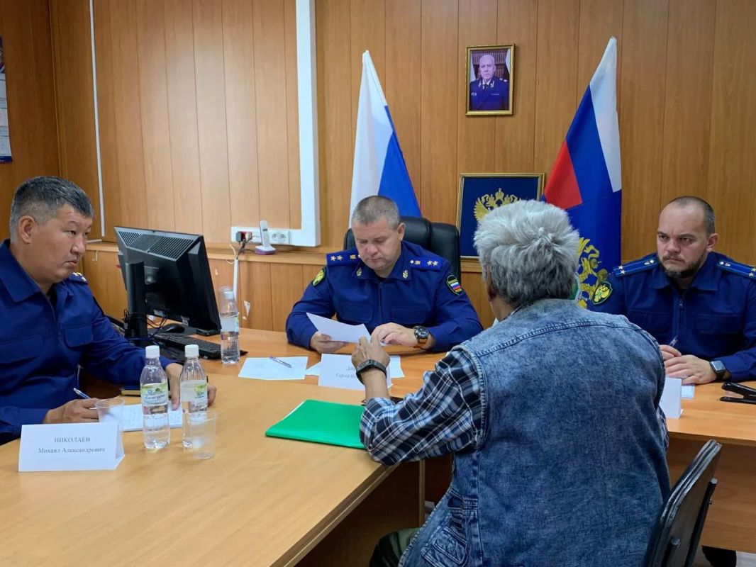 Прокурор Республики Саха (Якутия) Сергей Дябкин провел личный прием граждан и предпринимателей в Амгинском районе Прокурор Республики Саха (Якутия) Сергей Дябкин провел личный прием граждан и предпринимателей в Амгинском районе