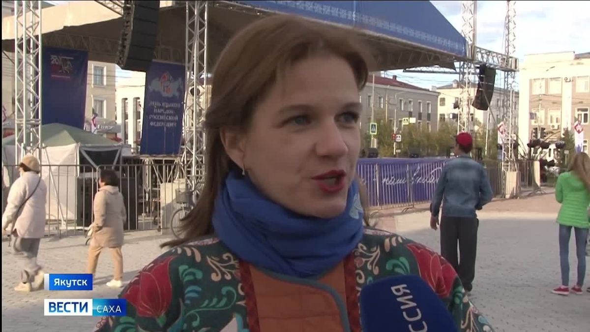 В честь Дня языков народов России на площади Орджоникидзе состоялся большой концерт