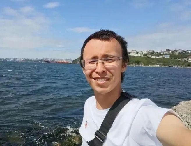 Спас девочку и исчез в море
