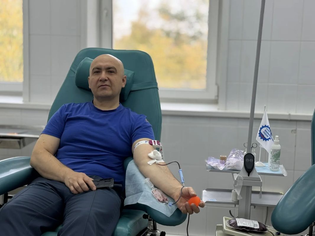 16 доноров Мирного собрались после летних отпусков, чтобы подарить частицу добра людям и показать: стать донором - это просто 16 доноров Мирного собрались после летних отпусков, чтобы подарить частицу добра людям и показать: стать донором - это просто