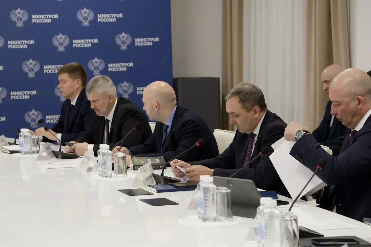 Глава Минстроя России Ирек Файзуллин провел еженедельное совещание с регионами и главными распорядителями бюджетных средств (ГРБС) Глава Минстроя России Ирек Файзуллин провел еженедельное совещание с регионами и главными распорядителями бюджетных средств (ГРБС)