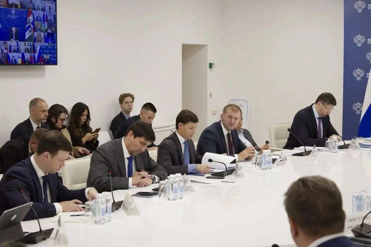 Глава Минстроя России Ирек Файзуллин провел еженедельное совещание с регионами и главными распорядителями бюджетных средств (ГРБС) Глава Минстроя России Ирек Файзуллин провел еженедельное совещание с регионами и главными распорядителями бюджетных средств (ГРБС)