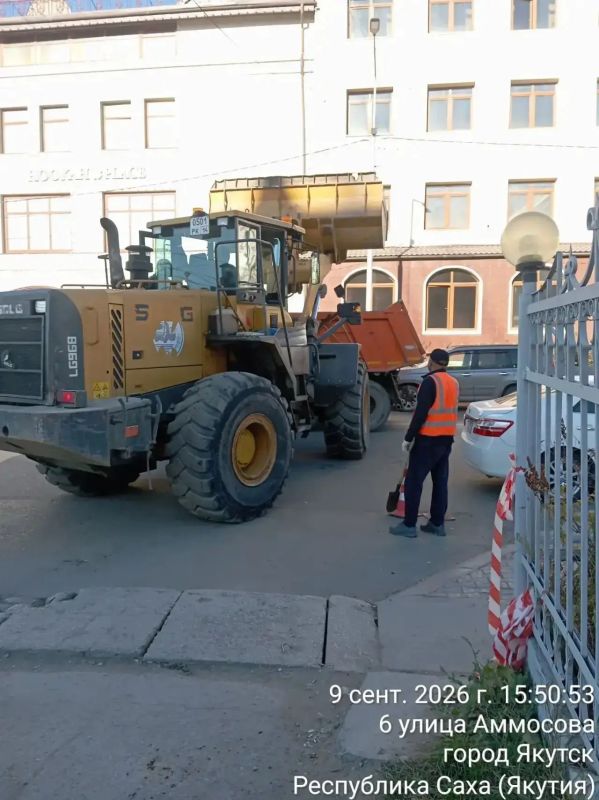 Якутдорстрой продолжает выкорчёвку возле Детской школы искусств Якутдорстрой продолжает выкорчёвку возле Детской школы искусств