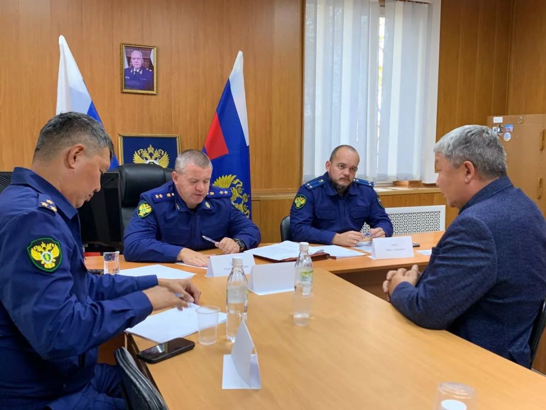 Прокурор республики Сергей Дябкин посетил с рабочей поездкой Амгинский район Прокурор республики Сергей Дябкин посетил с рабочей поездкой Амгинский район