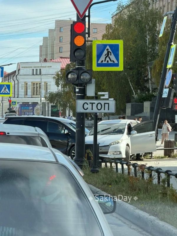 Фото аварии на перекрестке с проспектом нашего подписчика Фото аварии на перекрестке с проспектом нашего подписчика