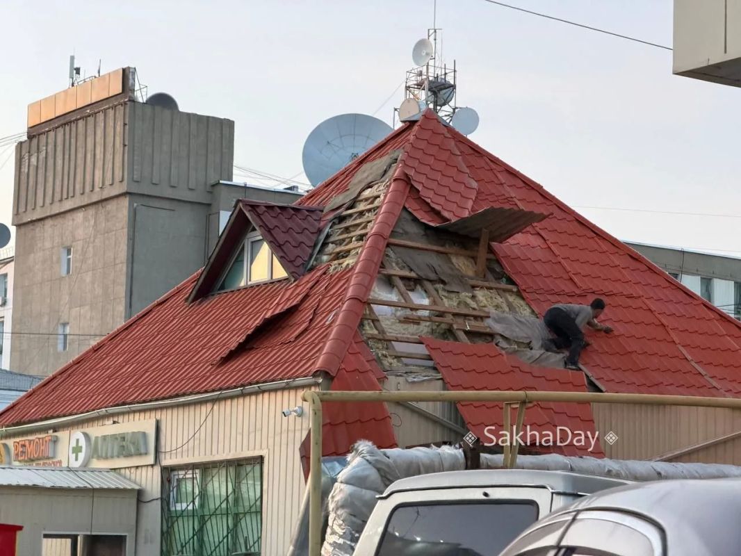 #пишут Ремонтируют крышу «Московского» #дляsakhaday #пишут Ремонтируют крышу «Московского» #дляsakhaday