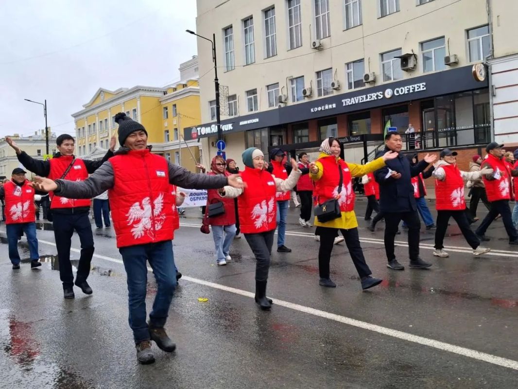 Почти Первомай: в Якутске состоялось шествие трудовых коллективов Почти Первомай: в Якутске состоялось шествие трудовых коллективов