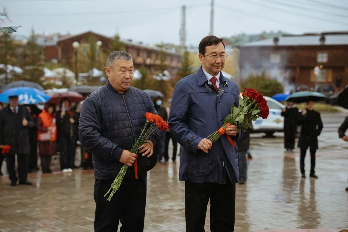 Якутску - 394 лет: празднование Дня города началось у памятника основателю Петру Бекетову Якутску - 394 лет: празднование Дня города началось у памятника основателю Петру Бекетову