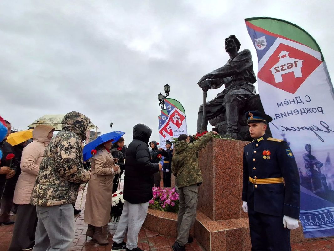 День города начался с возложения цветов русскому землепроходцу, исследователю Сибири Петру Бекетову День города начался с возложения цветов русскому землепроходцу, исследователю Сибири Петру Бекетову