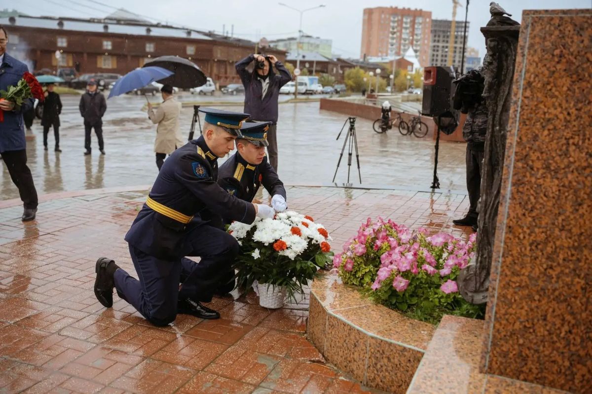 Якутску - 394 лет: празднование Дня города началось у памятника основателю Петру Бекетову Якутску - 394 лет: празднование Дня города началось у памятника основателю Петру Бекетову