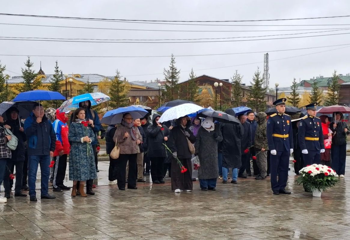 День города начался с возложения цветов русскому землепроходцу, исследователю Сибири Петру Бекетову День города начался с возложения цветов русскому землепроходцу, исследователю Сибири Петру Бекетову