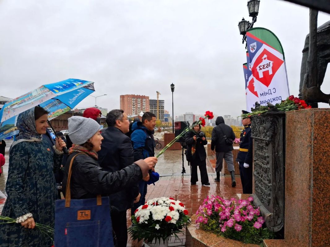 День города начался с возложения цветов русскому землепроходцу, исследователю Сибири Петру Бекетову День города начался с возложения цветов русскому землепроходцу, исследователю Сибири Петру Бекетову