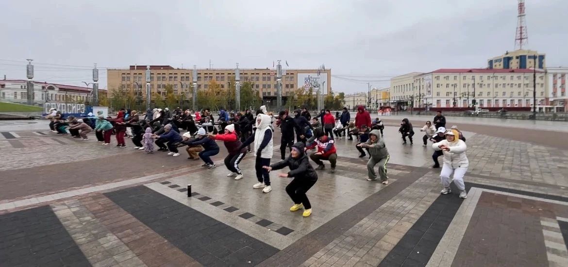 Сегодня утром, в День основания любимого города, площадь Республики наполнилась людьми Сегодня утром, в День основания любимого города, площадь Республики наполнилась людьми